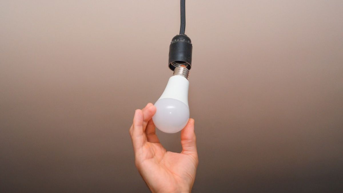 Colocando una bombilla en un portalámparas