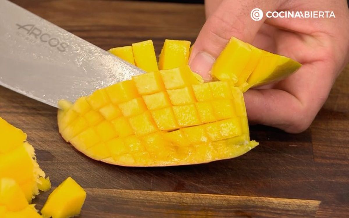 Reserva el mango cortado en daditos