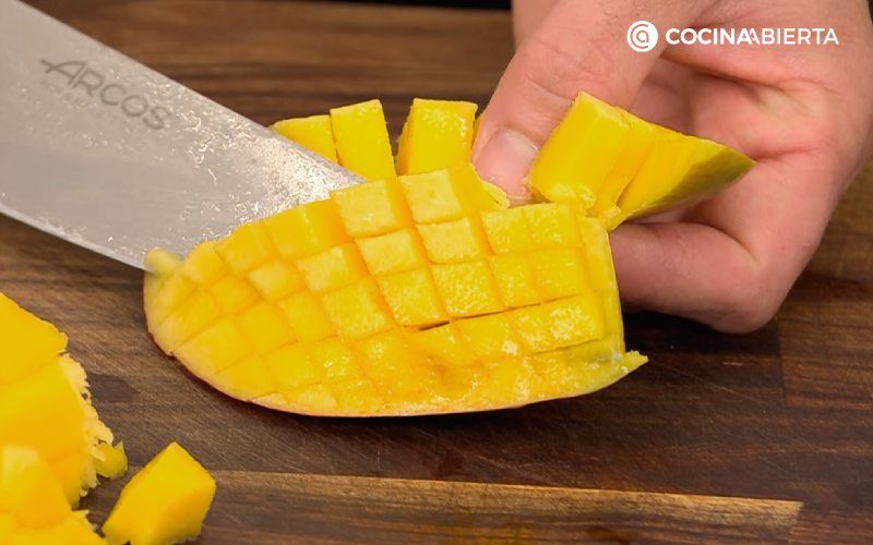Reserva el mango cortado en daditos
