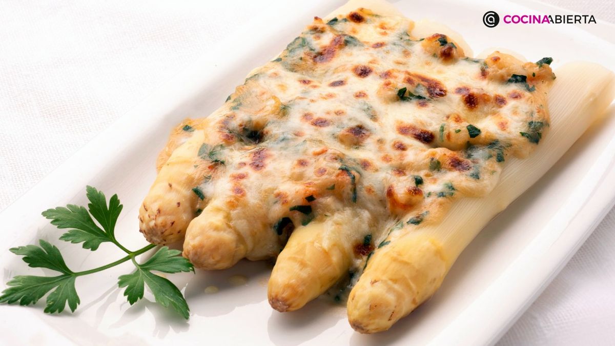 Receta fácil de espárragos con langostinos y espinacas