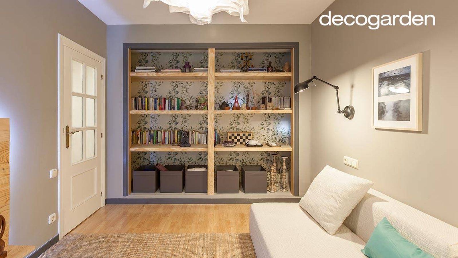 Armario empotrado transformado en estantería con baldas,