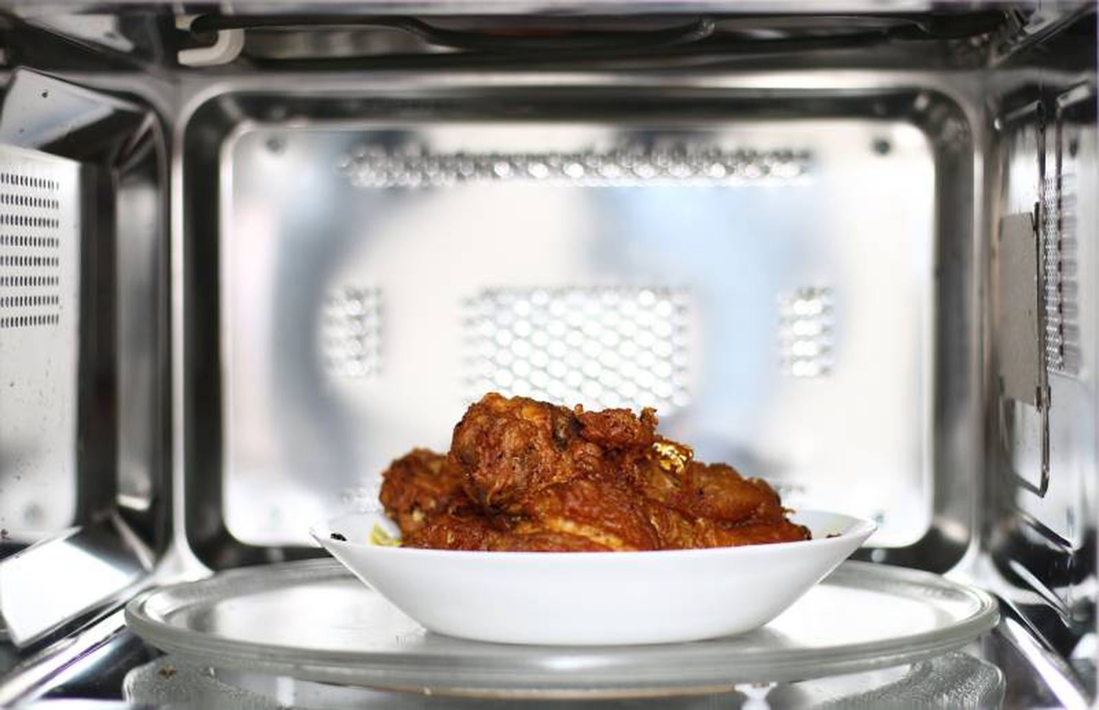 El microondas no va a calentar de forma uniforme los alimentos.