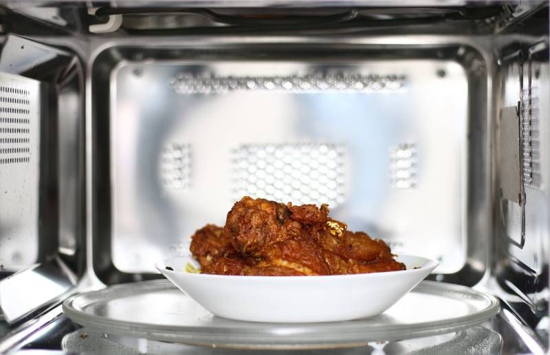 El microondas no va a calentar de forma uniforme los alimentos.