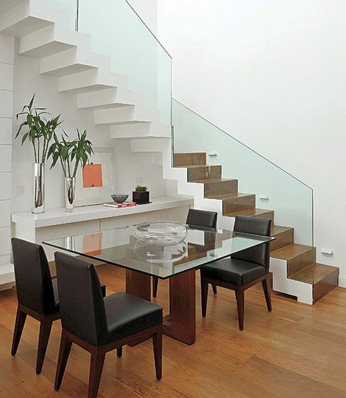 salones escaleras modernos paredes de cristal mesa cristal