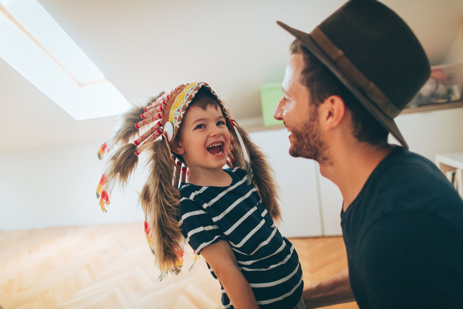 nino y su padre divirtiendose en casa