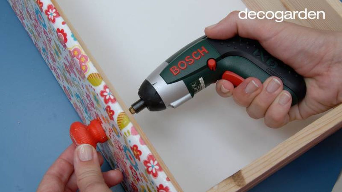 Cambiar tiradores a armario restaurado.