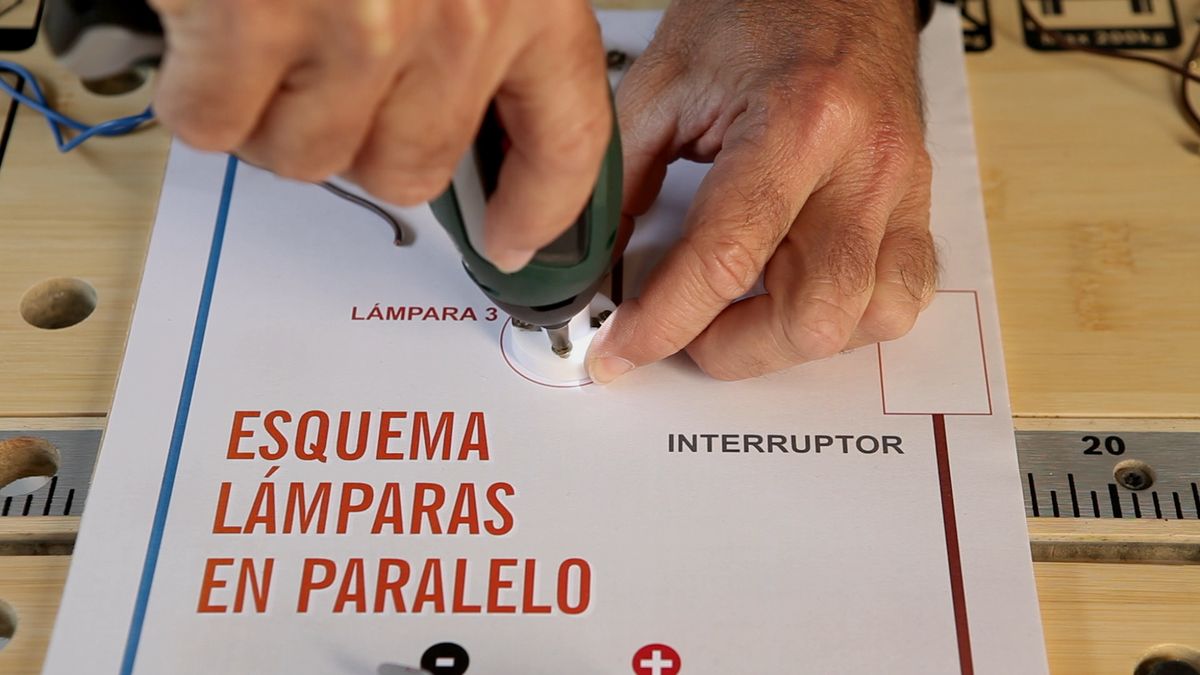 Circuito eléctrico en paralelo paso 2