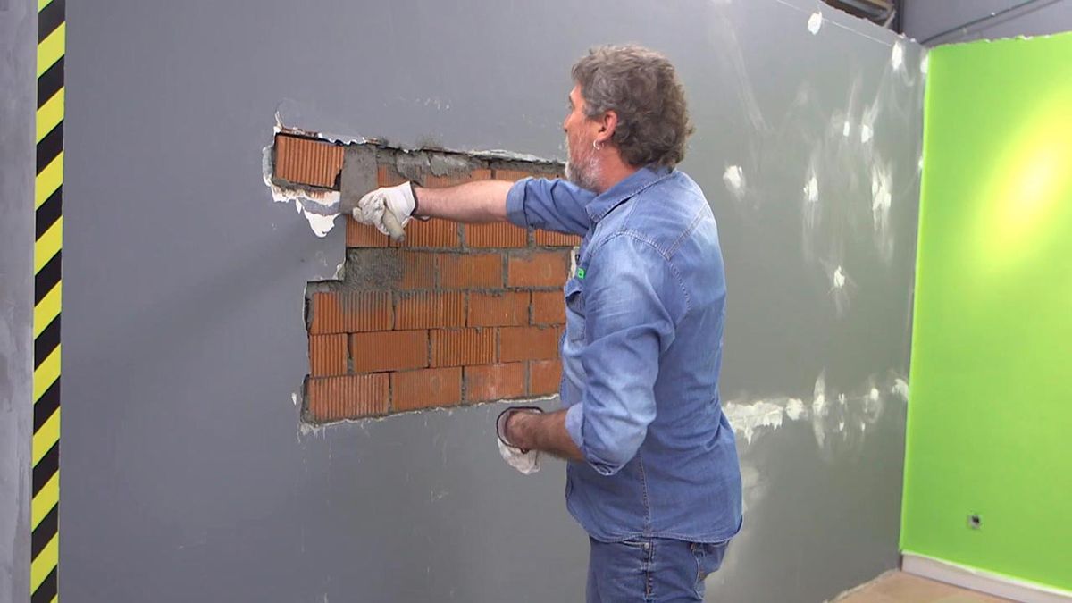 Cómo cerrar un hueco en la pared paso 8