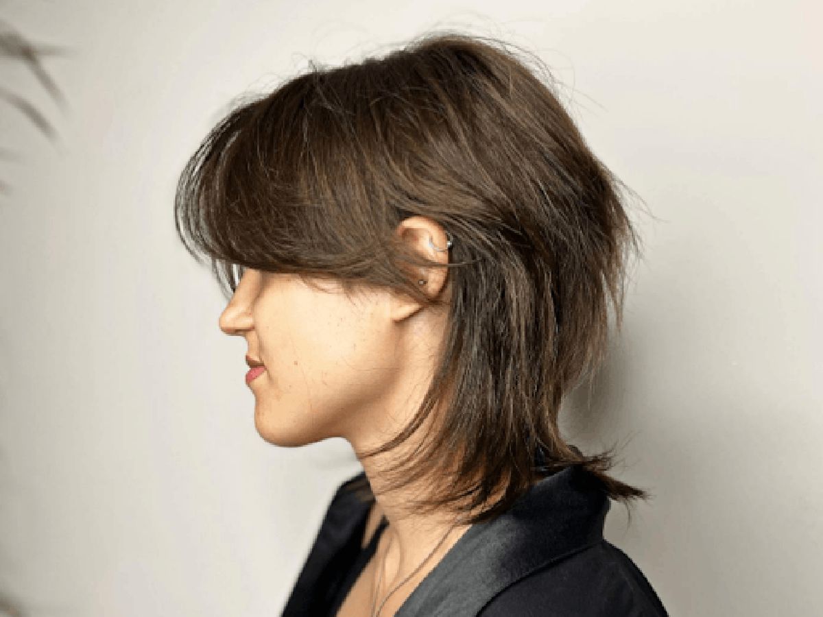 Corte wolf cut por encima de los hombros