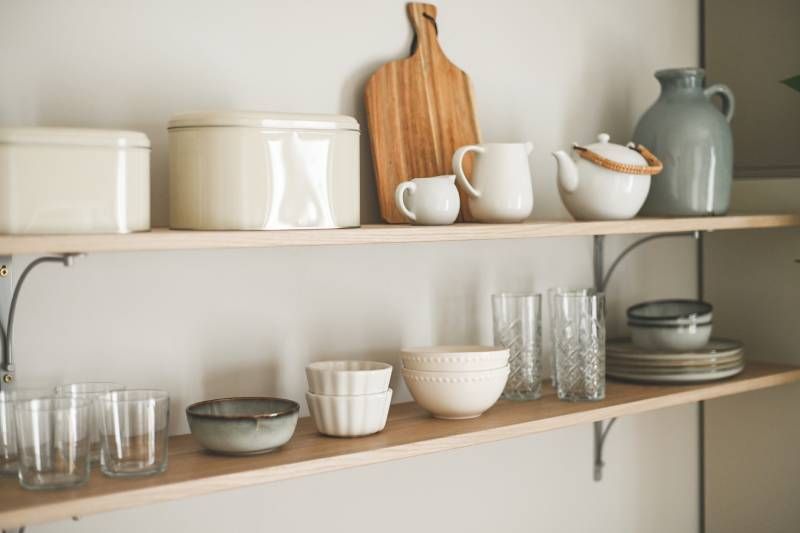Estantería de cocina con utensilios de diferentes tamaños.