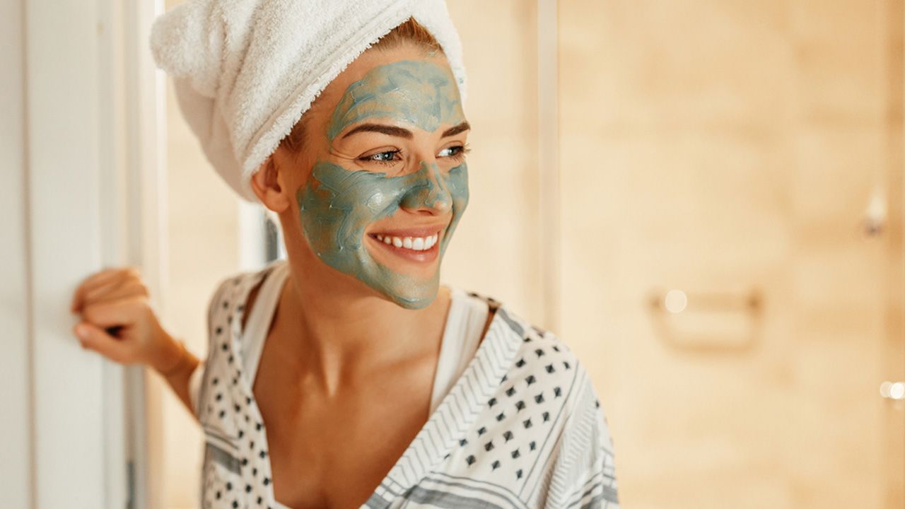 como exfoliar la cara correctamente y cuales son todos sus beneficios para la piel