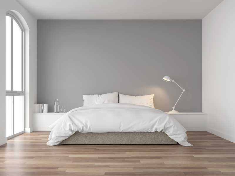 Dormitorio minimalista desangelado y vacío, sin adornos.