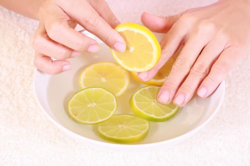 El limón es un excelente producto para quitar el olor a ajo de las manos