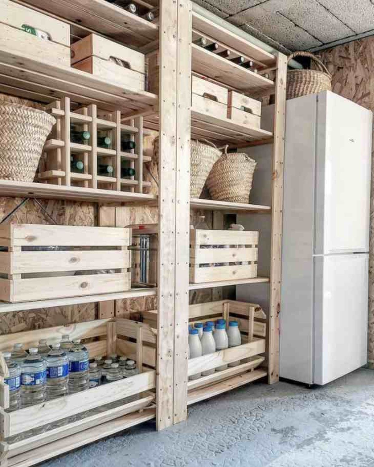 Trastero ordenado con cajas de madera / Pinterest