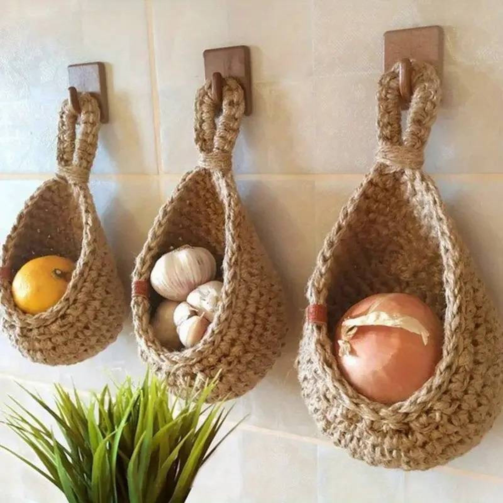 Cestas colgantes de fibras naturales para guardar alimentos.