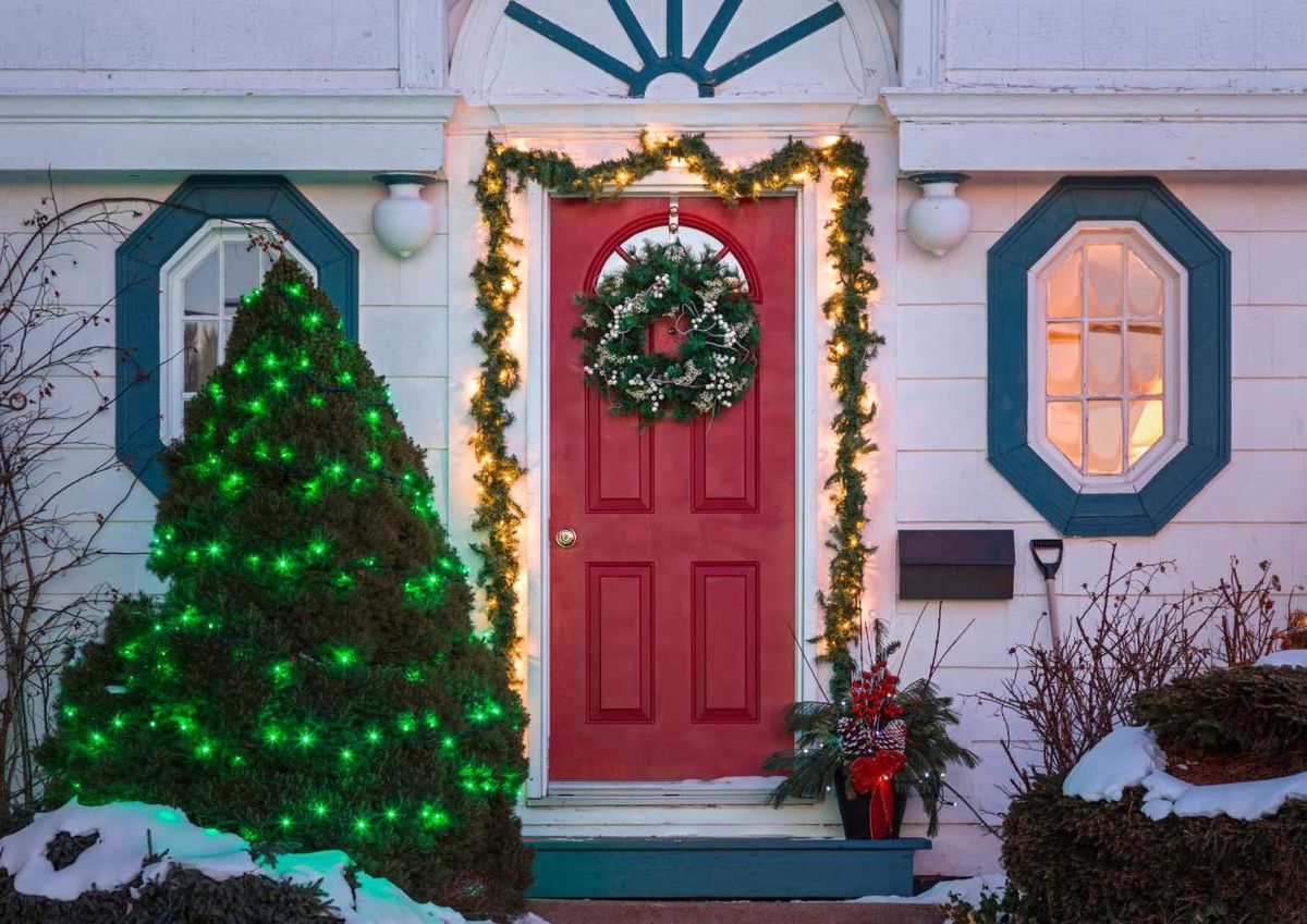 Puerta de entrada de casa decorada para Navidad.