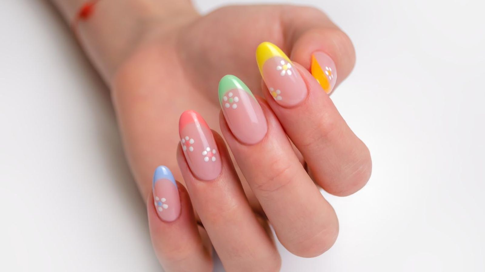 Manicura francesa de colores con flores.