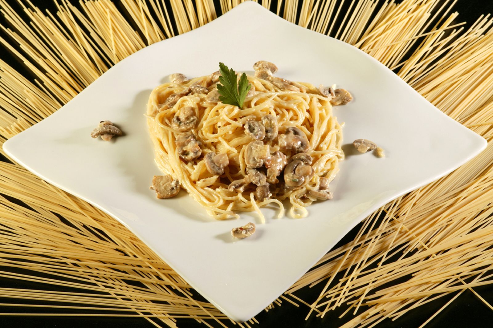 Espaguetis con salsa de champiñones y queso