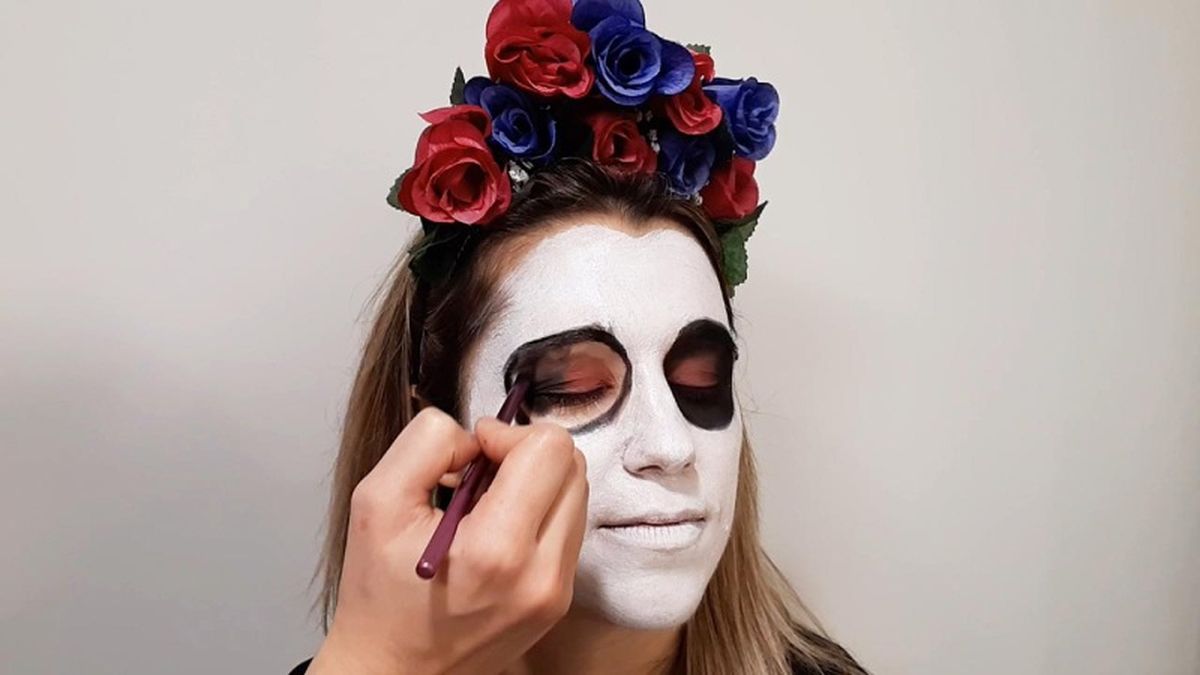 Cómo hacer maquillaje de Catrina o calavera mexicana - paso 3