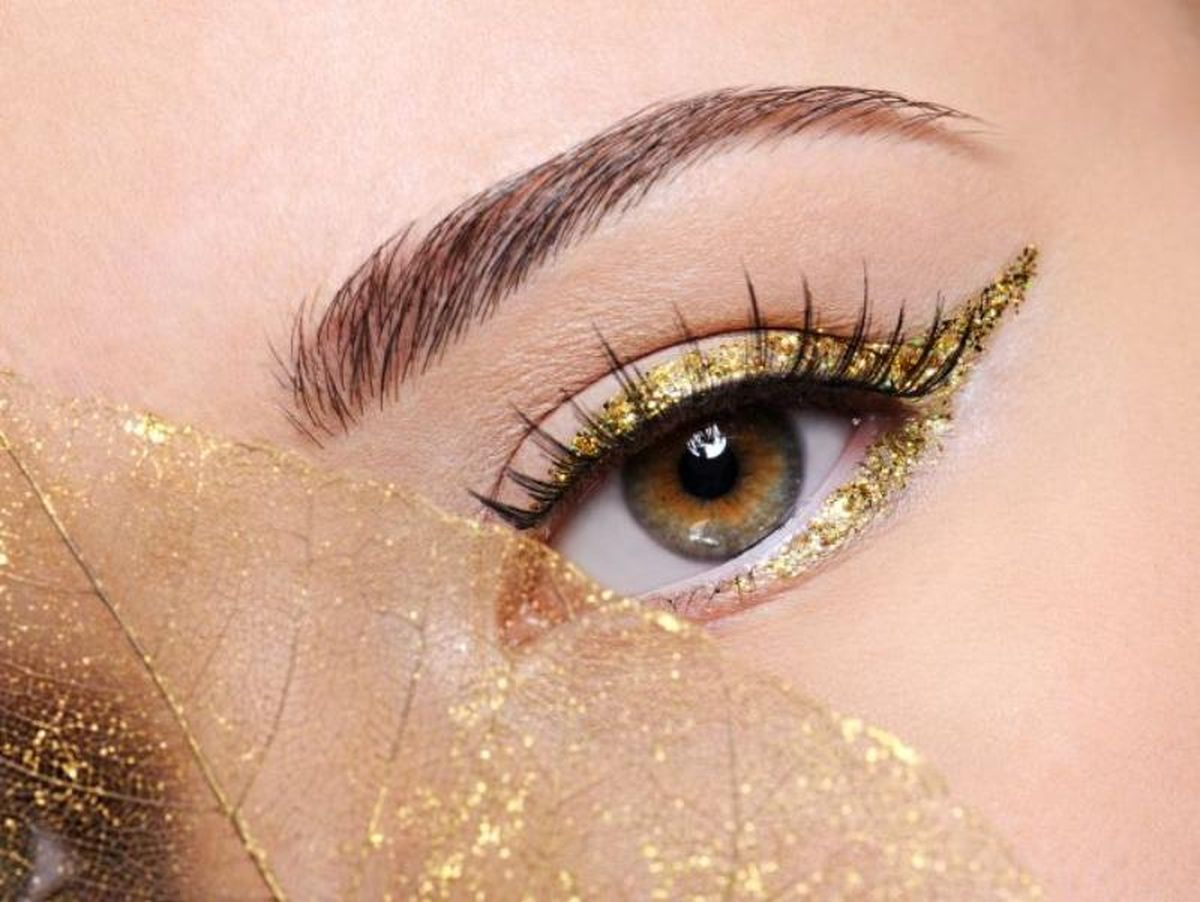 Eyeliner con glitter dorado