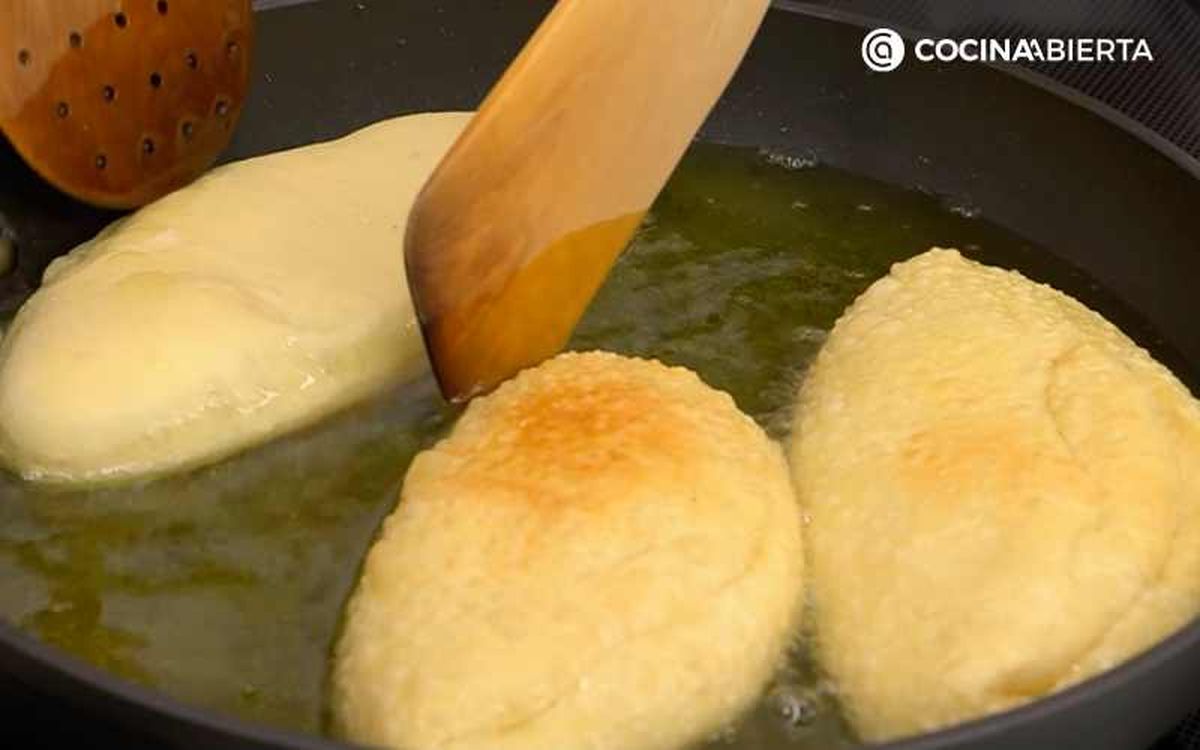 Fríe las donas rellenas de chocolate