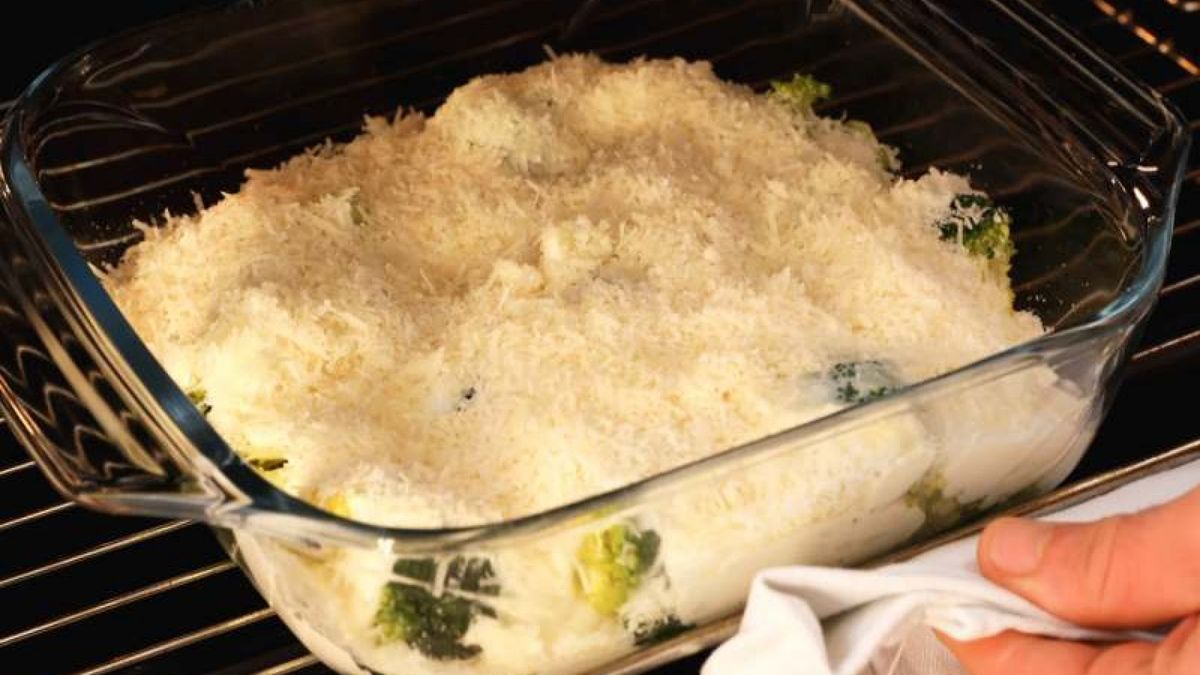 Cocinar el brócoli gratinado bajo el grill a alta temperatura permite que el queso se derrita y forme una deliciosa corteza dorada