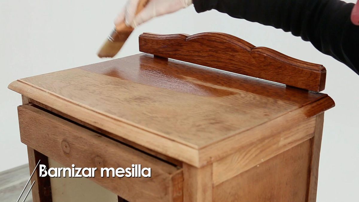 Barnizar mesilla de noche paso 2