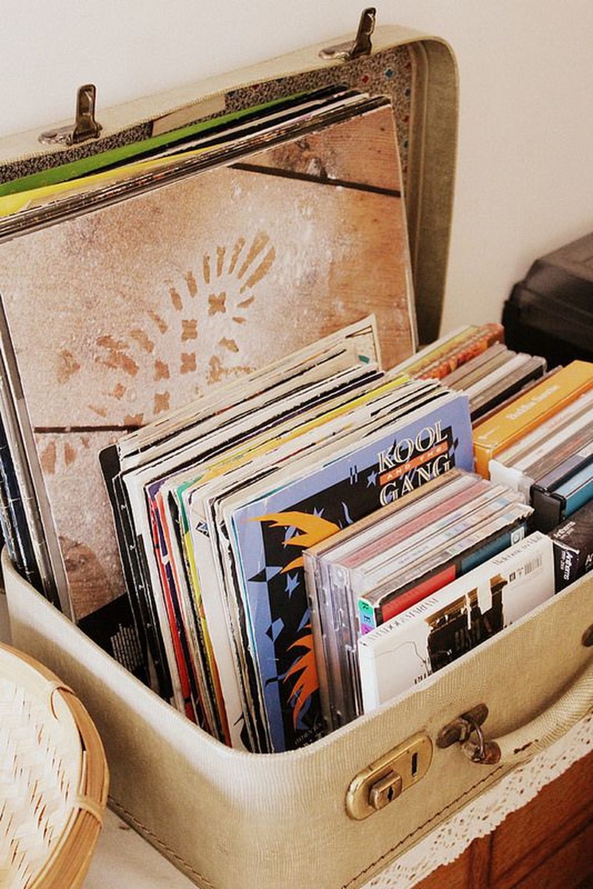 maleta antigua restaurada vinilos