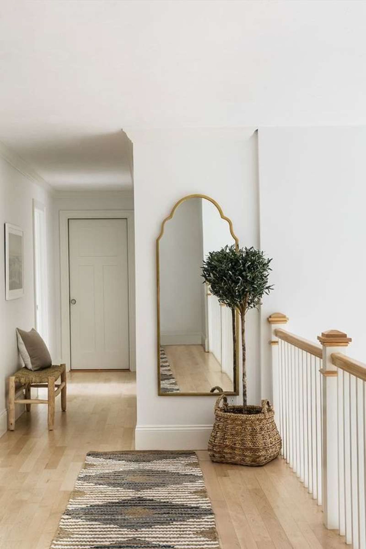 Espejo en el pasillo para atraer la buena energía según el feng shui.