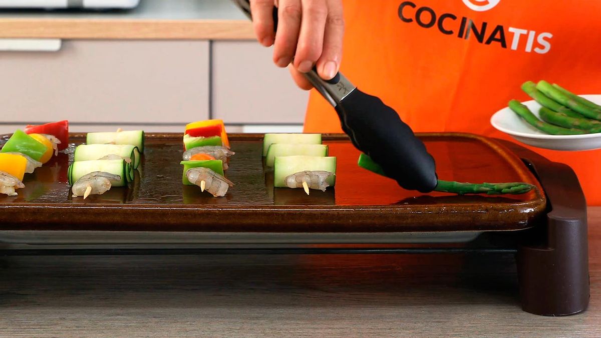 Receta de brochetas de langostinos con verduras a la plancha  paso 5