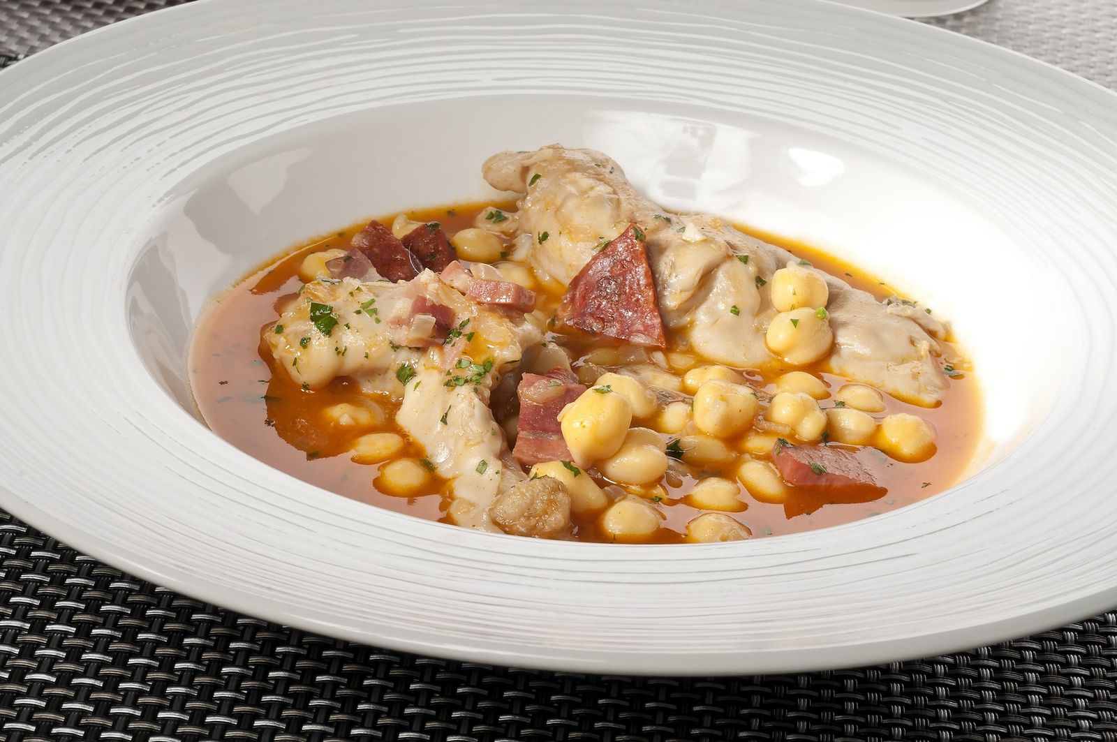 319. MANITAS DE CORDERO CON GARBANZOS