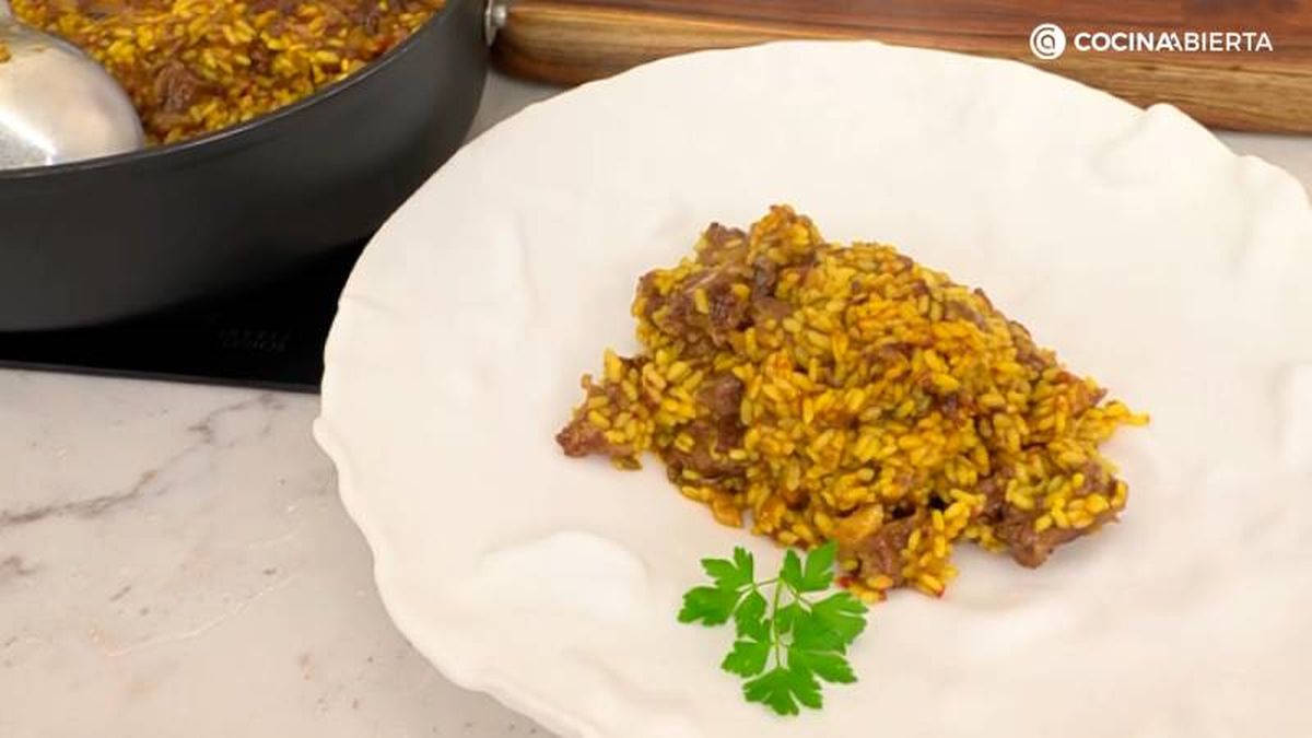 Dale un toque final de horno y sirve el arroz con rabo de ternera
