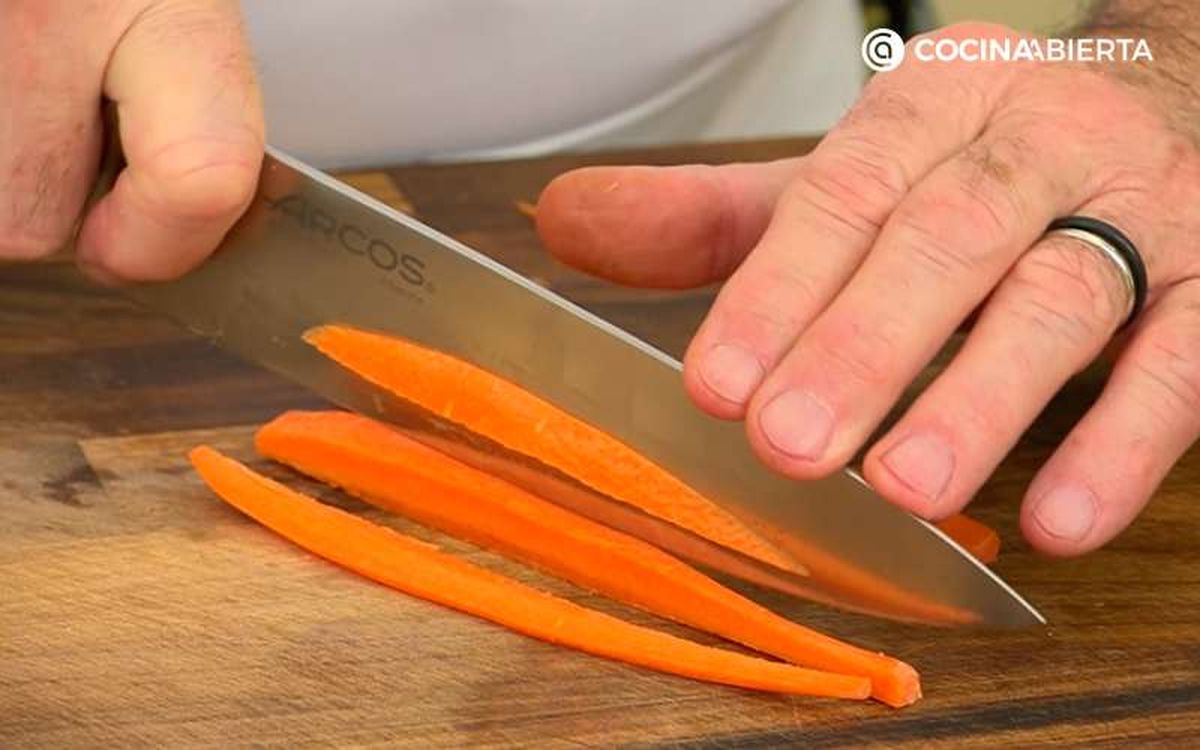 Corta las zanahorias