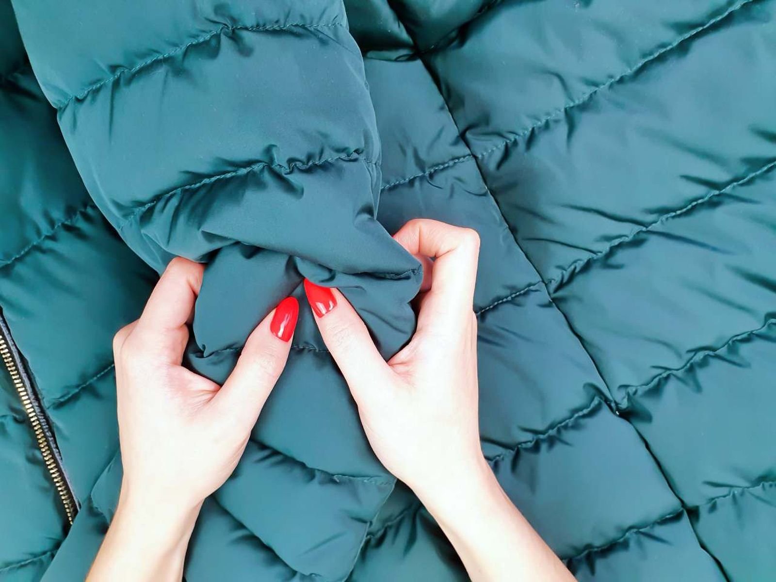 Con este truco tus abrigos de pluma estarán siempre esponjosos