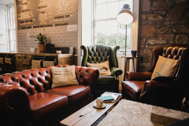 Cafetería de estilo occidental con sofás de cuero de capitoné.
