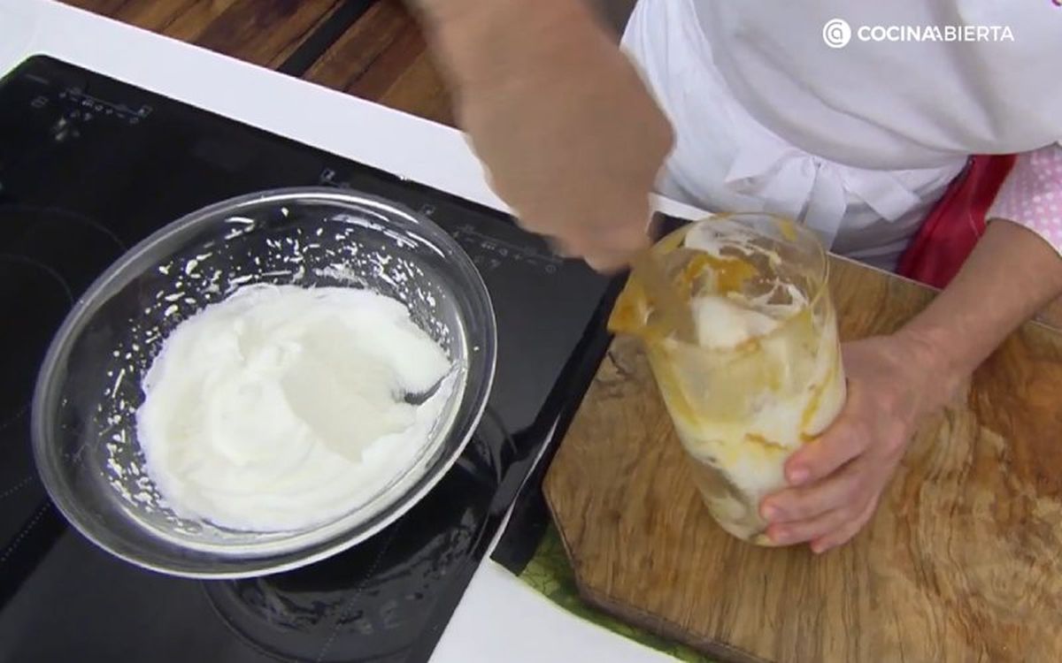 Mezcla poco a poco las claras montadas con las yemas y el turrón