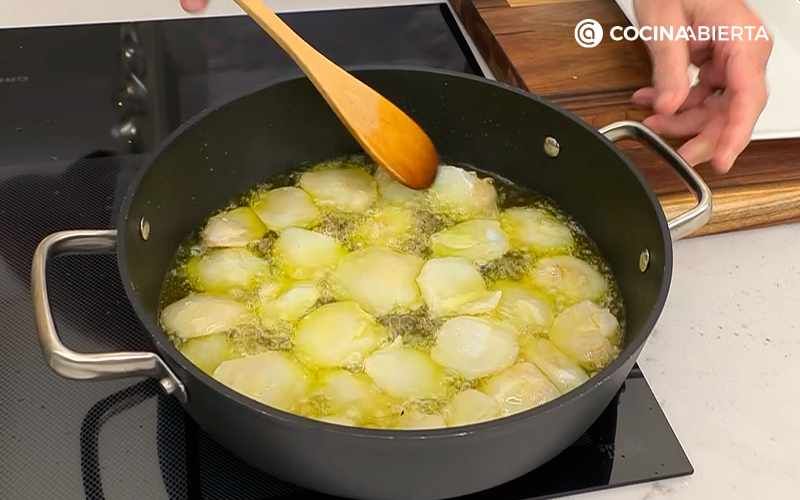 Cocina las carrilleras de bacalao durante 4-5 minutos