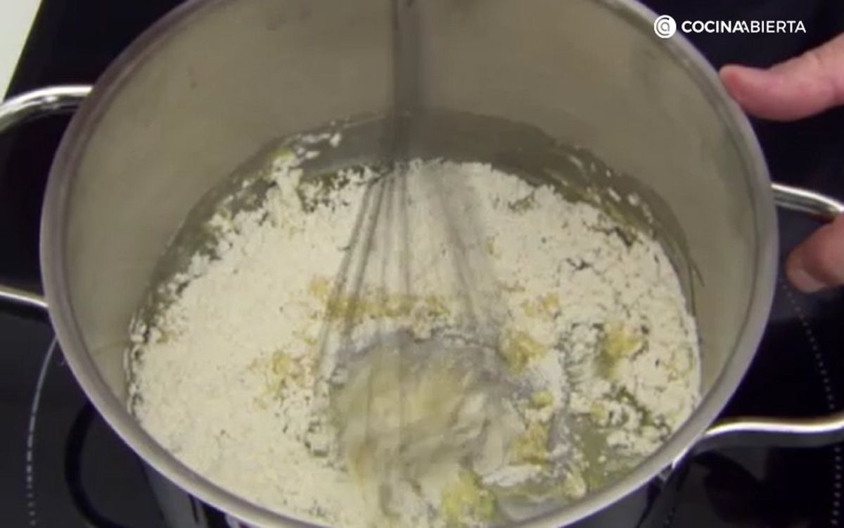 Hay que remover bien la harina para que no quede cruda