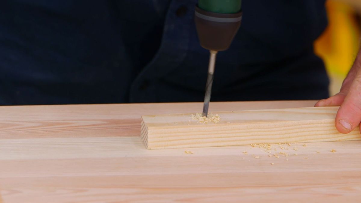 Cómo hacer una estantería esquinera paso 3