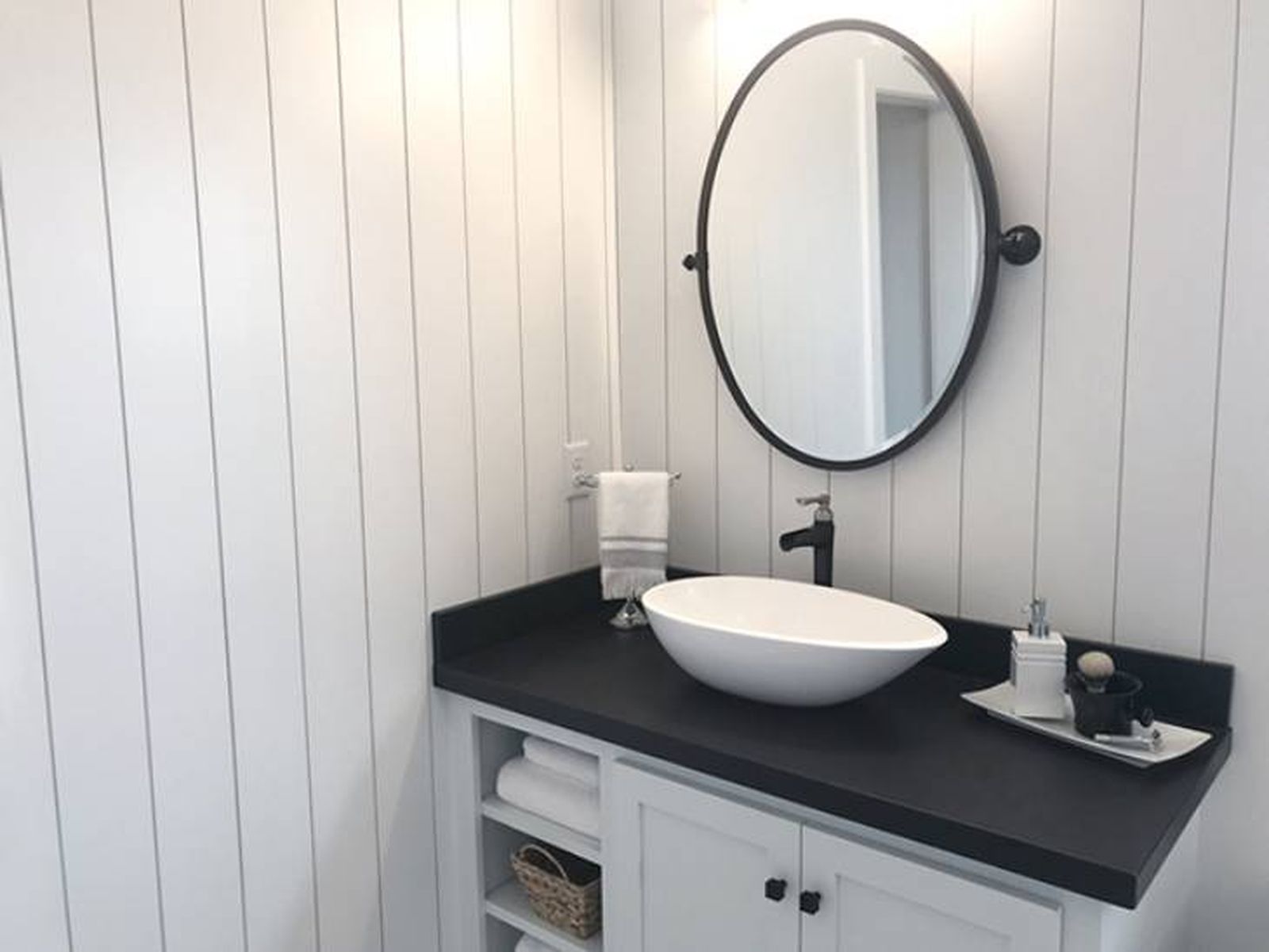 decorar banos modernos baldosa espejo negro