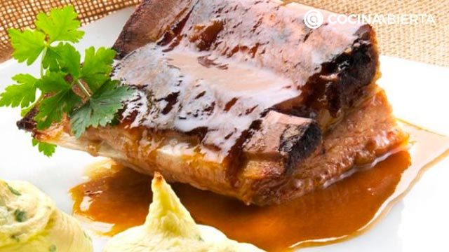 costilla de ternera asada con zumo de uva