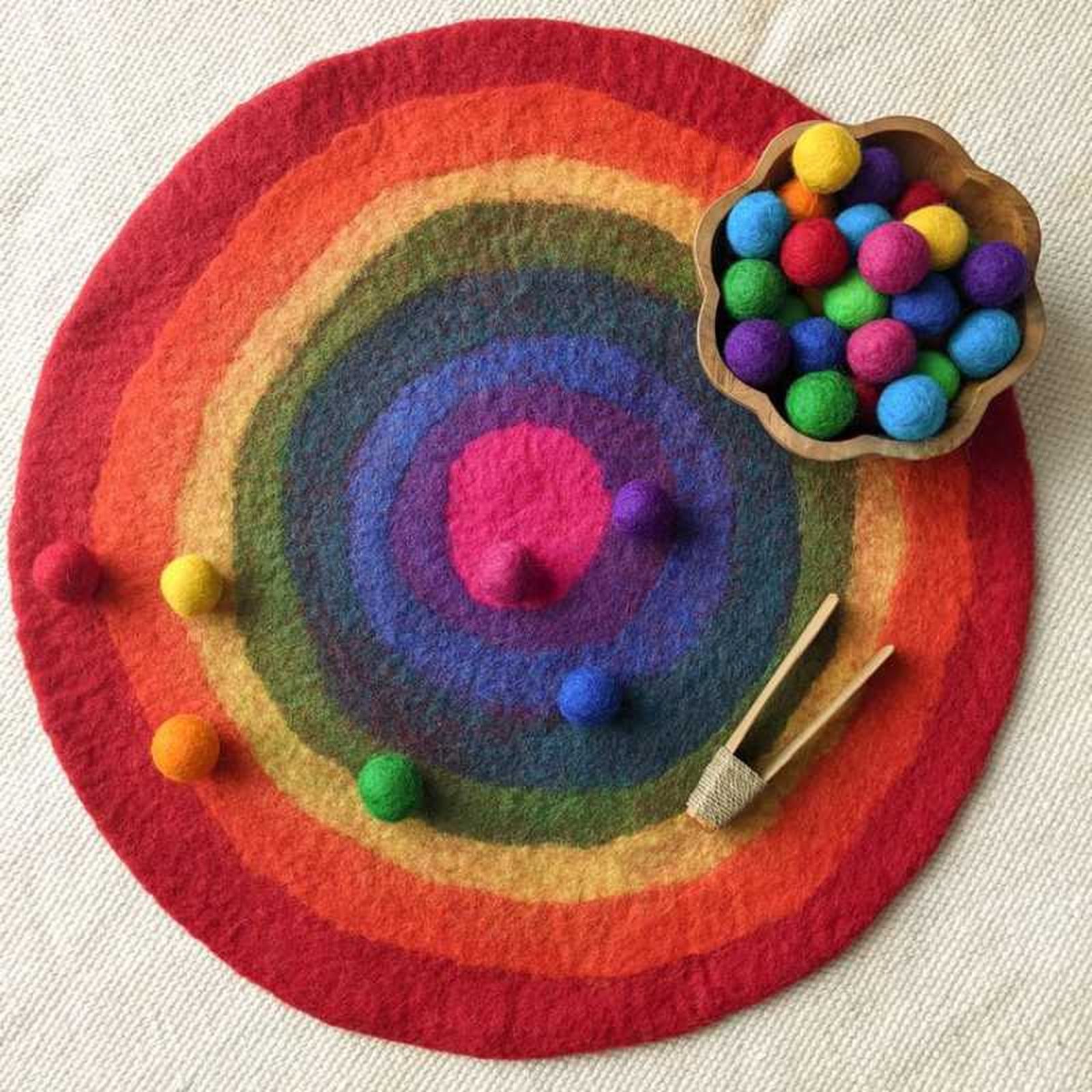 Alfombra de fieltro artesanal.