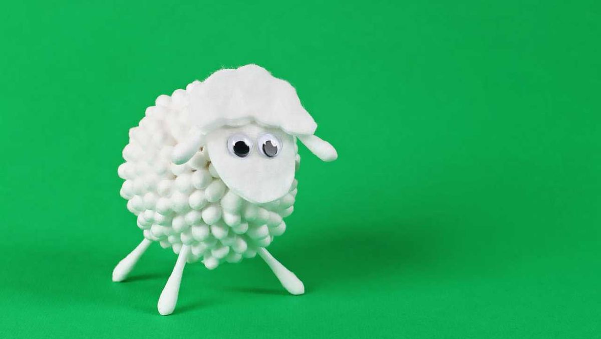 Oveja hecha con bastoncillos de algodón para las orejas.
