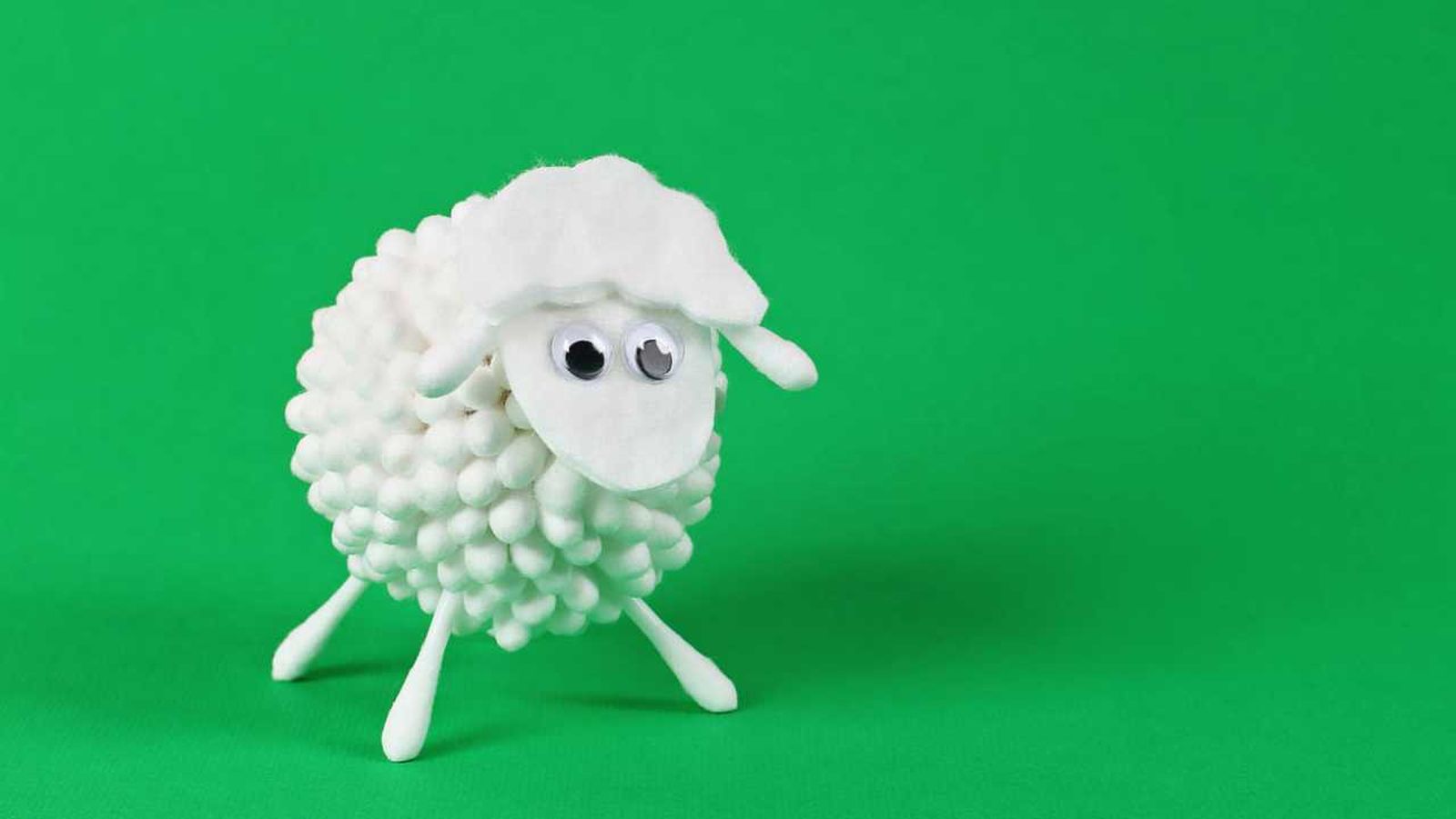 Oveja hecha con bastoncillos de algodón para las orejas.