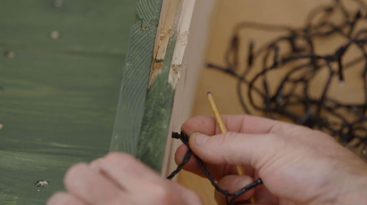 Cómo hacer un árbol esquinero de Navidad paso 13