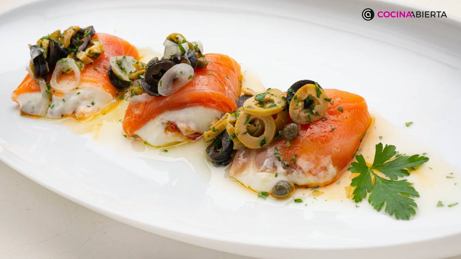 El rulo de salmón ahumado relleno de brandada de bacalao es un original aperitivo