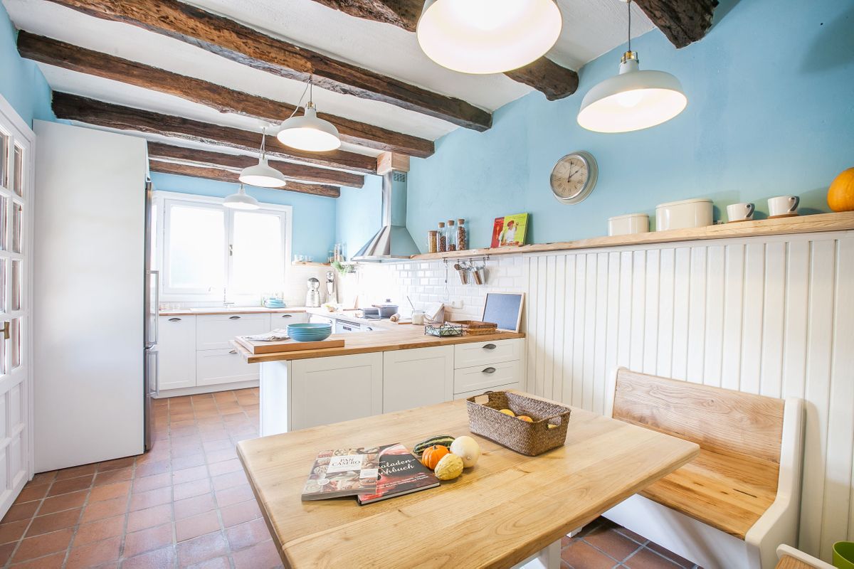 Cocina rústica en blanco y azul