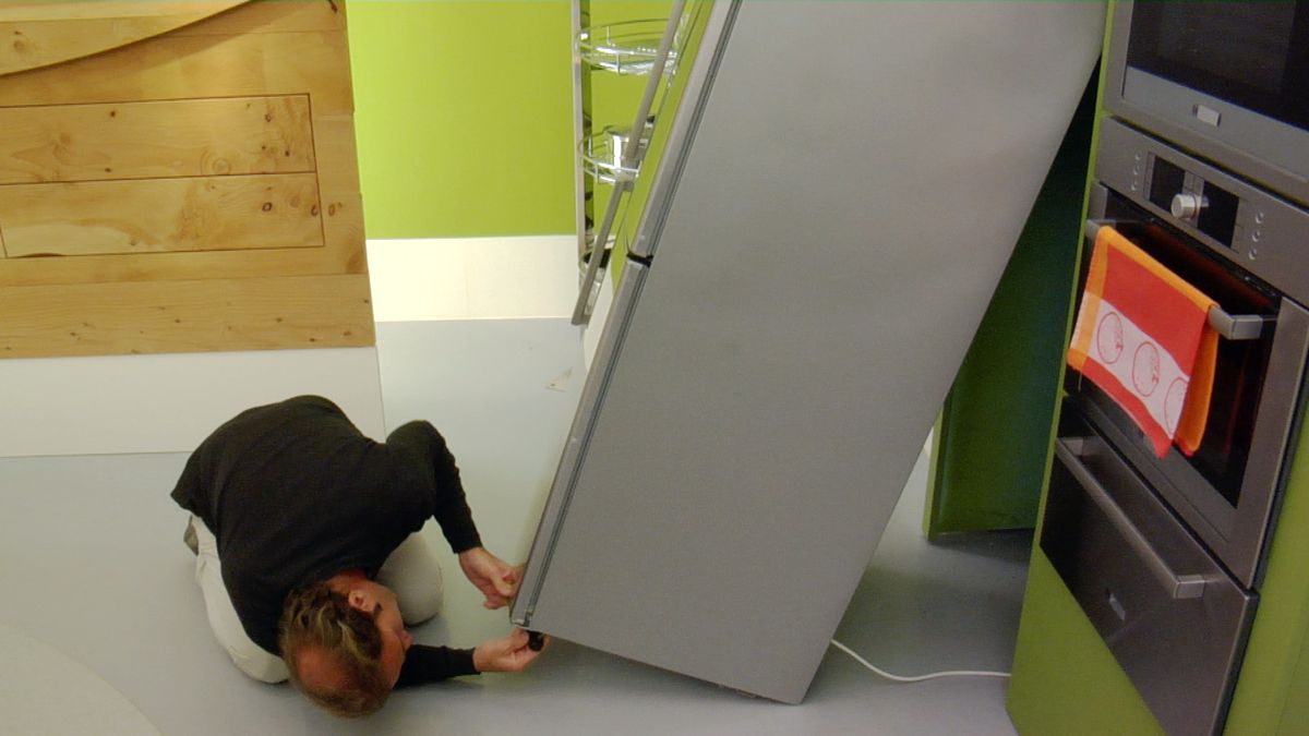 Cambiar el sentido de apertura de la puerta del frigorífico paso 2