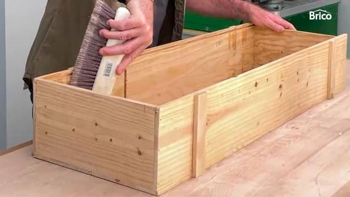 Cómo hacer una estantería con una caja de madera paso 6