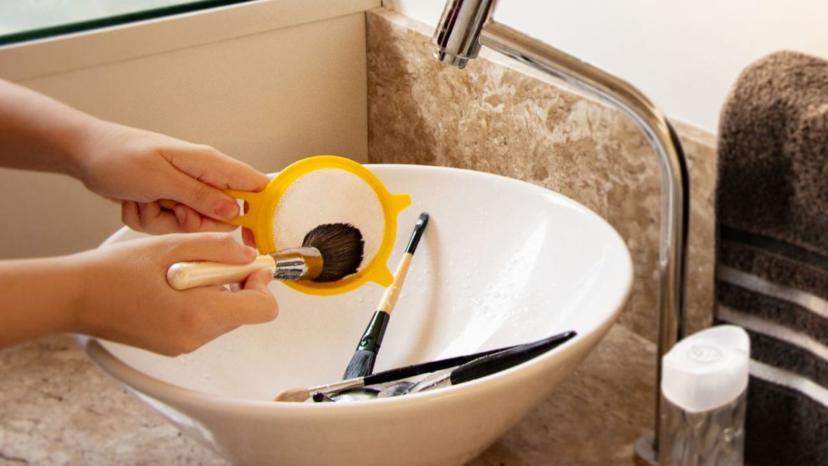 como limpiar las brochas de maquillaje 1